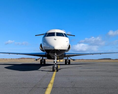 Des passagers sautent d'un avion en RDC après des heures d'attente à l'atterrissage