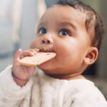 Des snacks apéritifs pour bébés : une évolution préoccupante pour la santé infantile en France