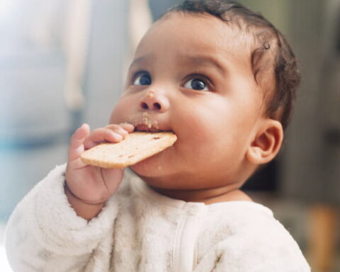 Des snacks apéritifs pour bébés : une évolution préoccupante pour la santé infantile en France