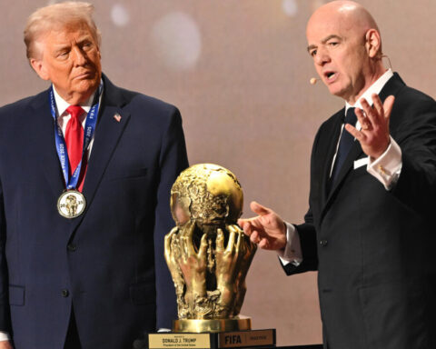 "Donald Trump reçoit le Prix de la paix de la FIFA pour la Coupe du Monde 2026, un des grands honneurs de sa vie."