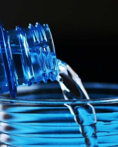 Eau en bouteille : les experts soulignent l'importance de la prudence dans son utilisation