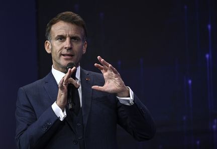Emmanuel Macron dément vouloir instaurer un "label d'État" pour les médias malgré les accusations d'autoritarisme