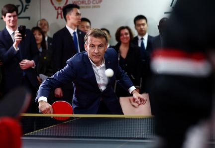Emmanuel Macron en Chine : la diplomatie du ping-pong pour apaiser les tensions commerciales et ukrainiennes