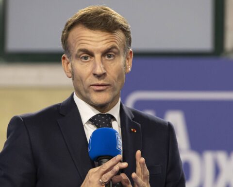 Emmanuel Macron évoque un label pour les médias lors d'un discours en novembre