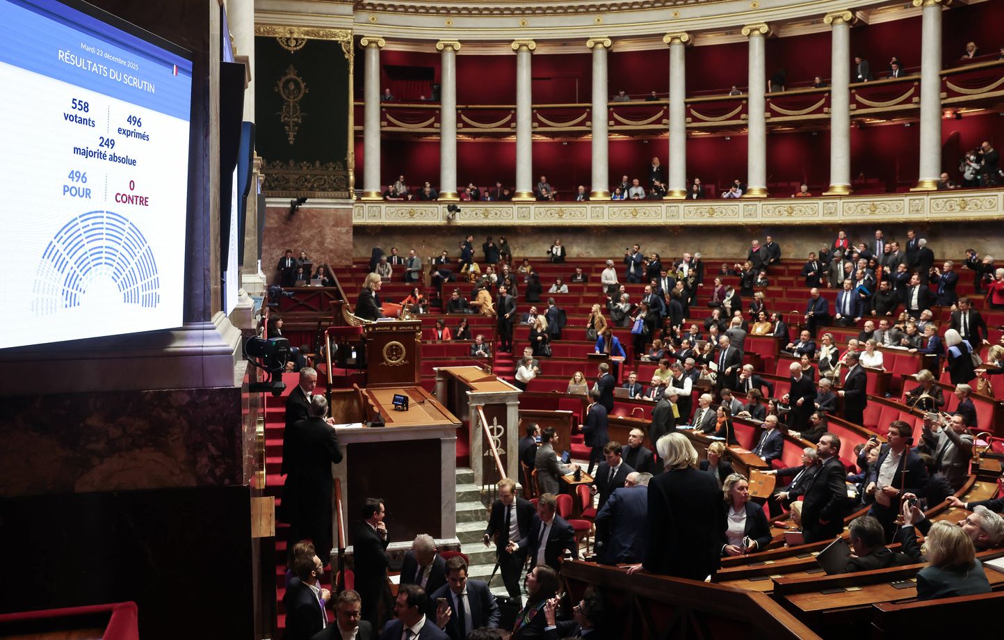 Emmanuel Macron promulgue la loi spéciale permettant de financer l'État en 2026 après l'échec du budget