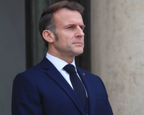 Emmanuel Macron rend hommage à Mehdi Kessaci à Marseille, symbole de la lutte contre le narcotrafic