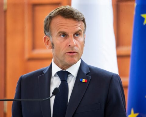 Emmanuel Macron se rend en Chine aux côtés de quarante dirigeants d'entreprise.