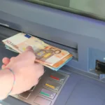 En 2026, le retrait d'argent évoluera : les changements à anticiper dans votre banque.