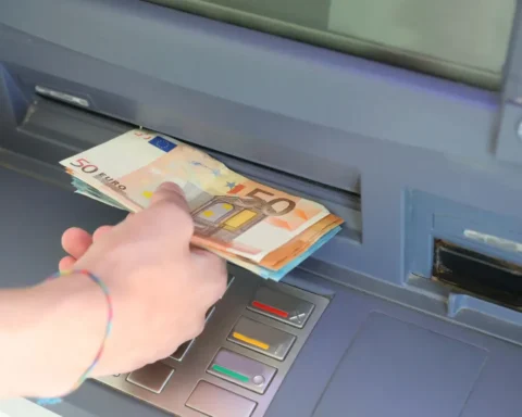 En 2026, le retrait d'argent évoluera : les changements à anticiper dans votre banque.