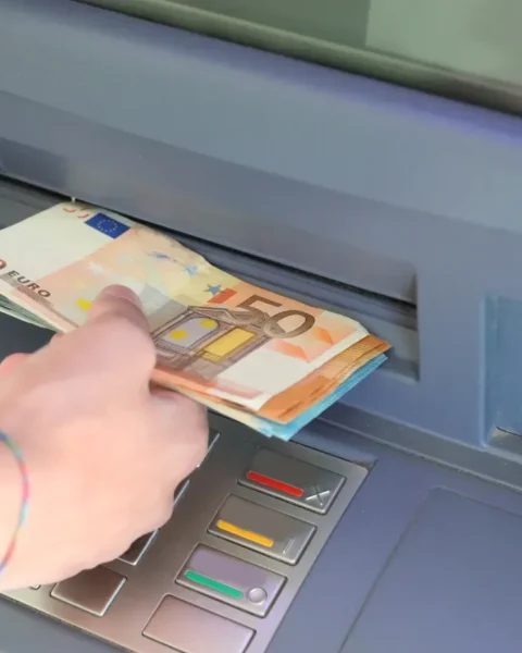 En 2026, le retrait d'argent évoluera : les changements à anticiper dans votre banque.