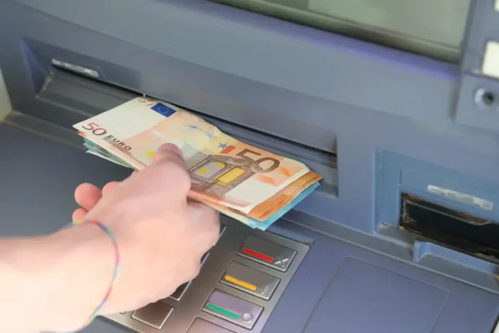 En 2026, le retrait d'argent évoluera : les changements à anticiper dans votre banque.