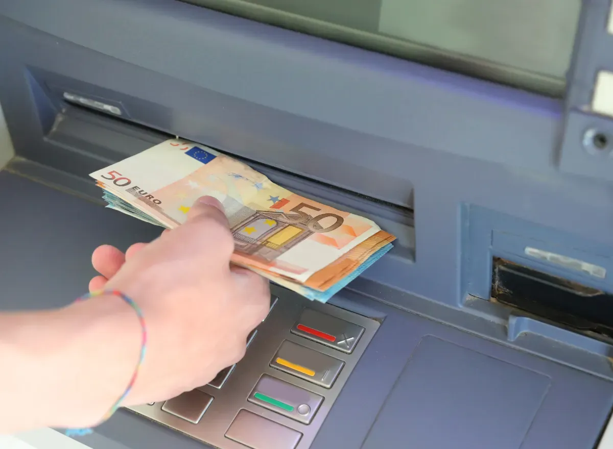 En 2026, le retrait d'argent évoluera : les changements à anticiper dans votre banque.