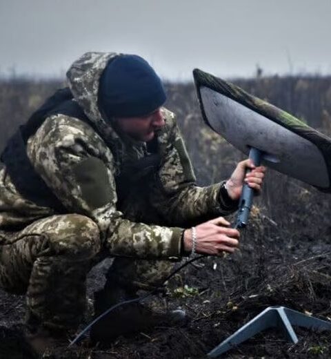 Explosion d'un satellite Starlink : une enquête pointe vers une arme secrète russe visant la constellation essentielle pour l'Ukraine