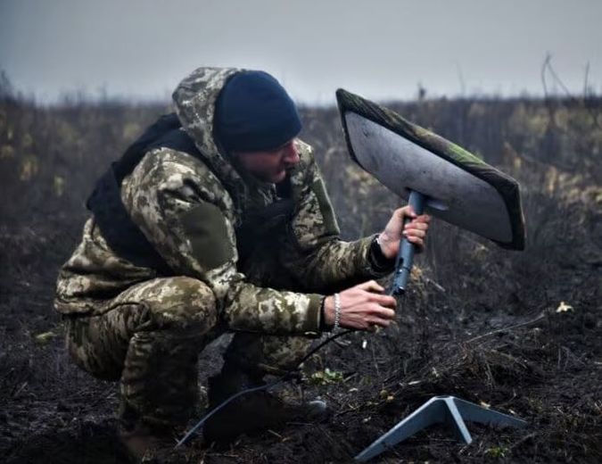 Explosion d'un satellite Starlink : une enquête pointe vers une arme secrète russe visant la constellation essentielle pour l'Ukraine