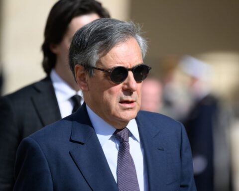 François Fillon critique Emmanuel Macron et appelle à reconnaître le Rassemblement national comme partie de l'arc républicain