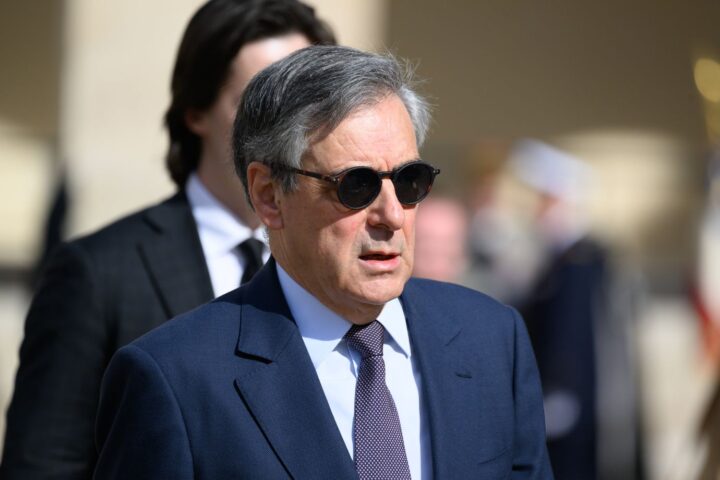 François Fillon critique Emmanuel Macron et appelle à reconnaître le Rassemblement national comme partie de l'arc républicain