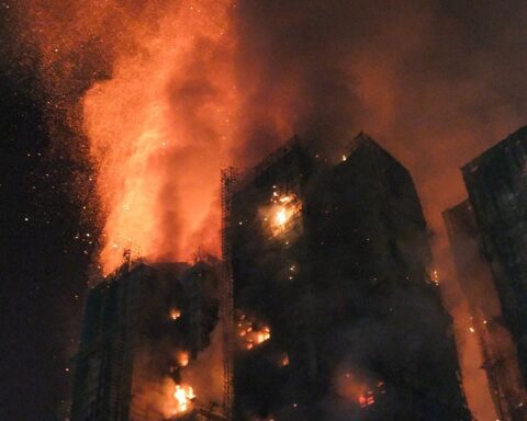 Hong Kong intensifie la répression face à la colère publique après l'incendie meurtrier de Wang Fuk Court