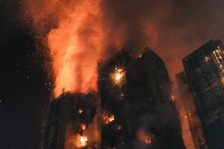 Hong Kong intensifie la répression face à la colère publique après l'incendie meurtrier de Wang Fuk Court