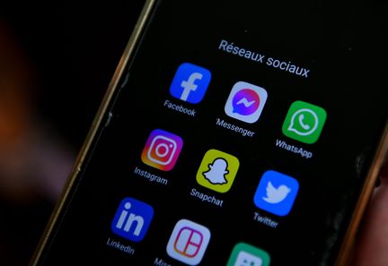 Interdiction des téléphones portables au lycée : l'impossible mise en œuvre selon un syndicat éducatif