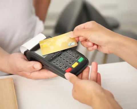 La carte bancaire en France : une résilience surprenante malgré les prévisions de déclin.