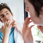 La fédération française de la peau présente des brochures éducatives pour sensibiliser les jeunes aux soins dermatologiques