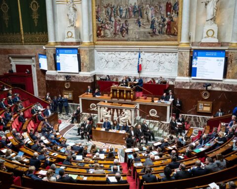 La loi spéciale suspend les aides et réformes prévues en 2026, impactant plusieurs secteurs clés