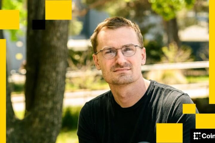 La promotion des creator coins par Base suscite des critiques sur le favoritisme envers Zora