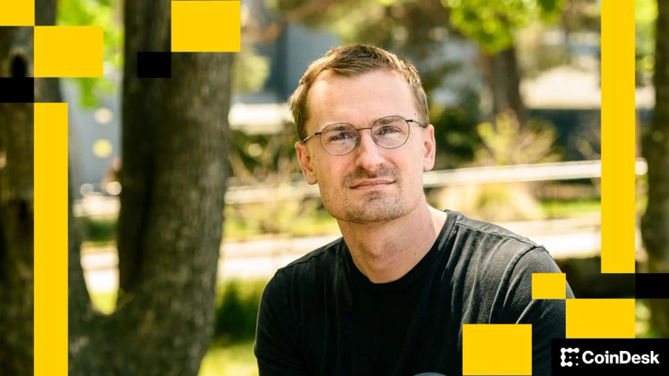 La promotion des creator coins par Base suscite des critiques sur le favoritisme envers Zora