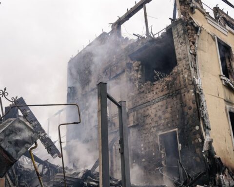 La Russie bombarde Kyiv alors que Zelensky se prépare pour des négociations avec Trump