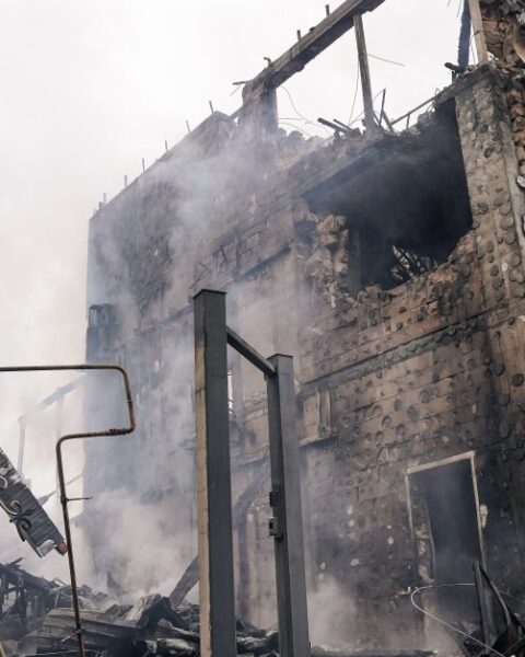 La Russie bombarde Kyiv alors que Zelensky se prépare pour des négociations avec Trump