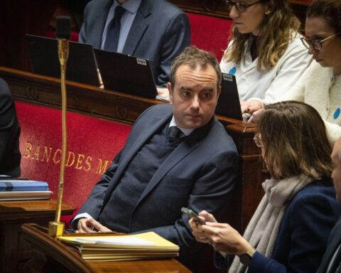 Le gouvernement présentera un projet de loi sur la fonction publique à mi-janvier