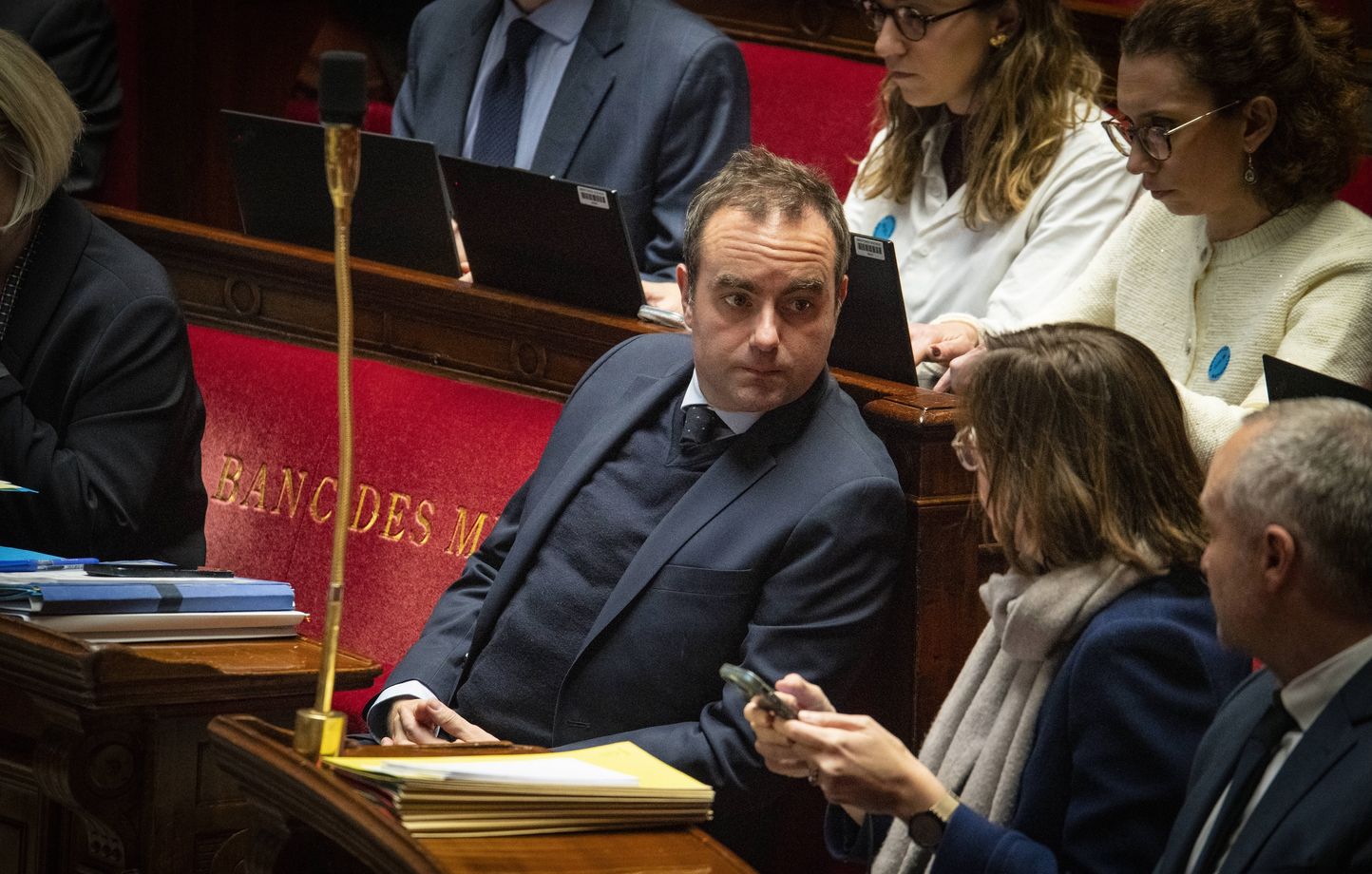 Le gouvernement présentera un projet de loi sur la fonction publique à mi-janvier