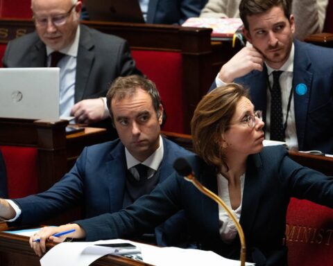 Le gouvernement relance la surtaxe sur les grandes entreprises pour réduire le déficit à 5 %