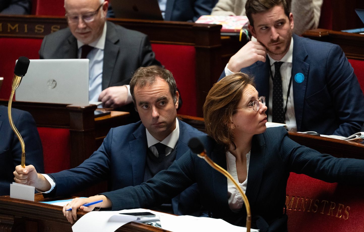 Le gouvernement relance la surtaxe sur les grandes entreprises pour réduire le déficit à 5 %