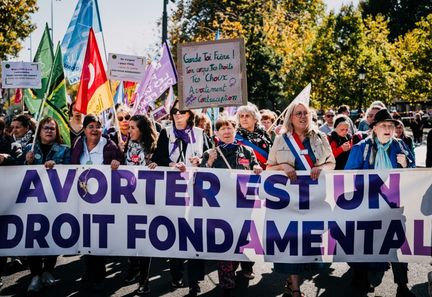 Le Parlement approuve une loi réhabilitant les femmes condamnées pour avortement avant 1975