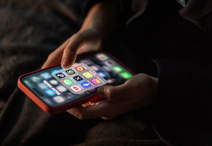 Le projet de loi pour interdire l'accès aux réseaux sociaux aux moins de 15 ans sera examiné en janvier