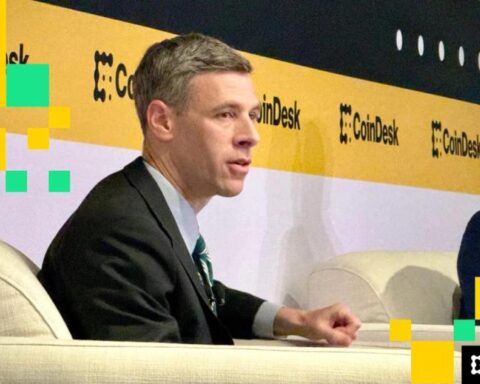 Le régulateur bancaire américain met en garde Wall Street contre le 'debanking', qualifiant ces pratiques d''illégales'