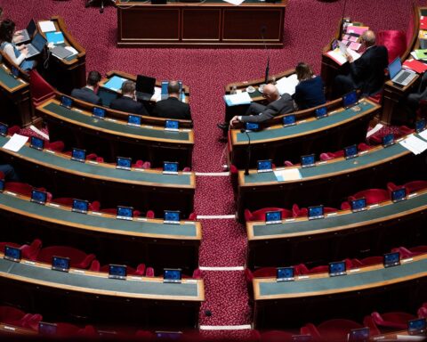 Le Sénat approuve le budget 2026, des négociations cruciales commencent au Parlement