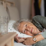 Le sommeil chez les seniors : comment la vieillesse altère-t-elle la qualité du repos nocturne ?