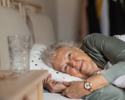 Le sommeil chez les seniors : comment la vieillesse altère-t-elle la qualité du repos nocturne ?