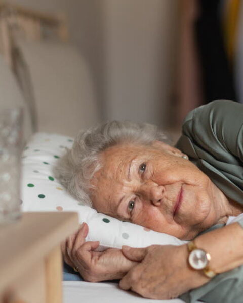 Le sommeil chez les seniors : comment la vieillesse altère-t-elle la qualité du repos nocturne ?