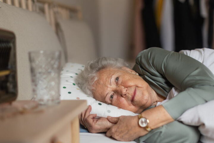 Le sommeil chez les seniors : comment la vieillesse altère-t-elle la qualité du repos nocturne ?