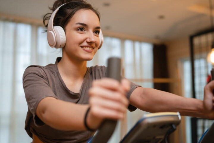 Les bienfaits du vélo d’intérieur pour la santé et l'ergonomie corporelle