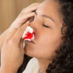 Les causes et les signes d'alerte des saignements de nez fréquents