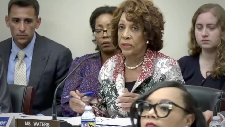 Les démocrates renforcent leurs chances à la Chambre des représentants, Waters critique le président de la SEC sur les crypto-monnaies