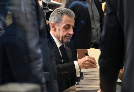 Les livres de Nicolas Sarkozy et Philippe de Villiers dépassent les 100 000 ventes avant Noël
