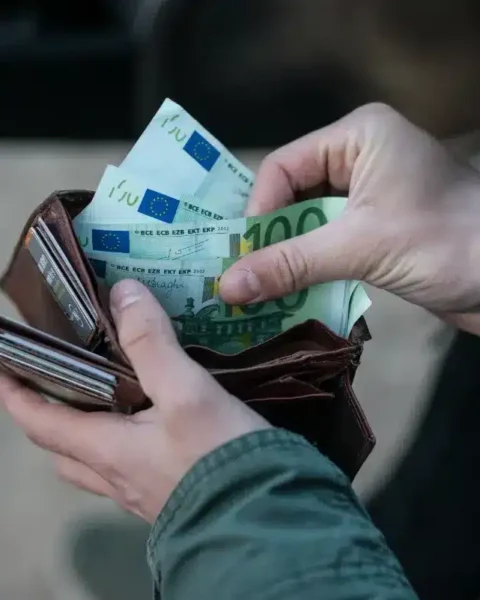 Les paiements en espèces limiteront bientôt leur montant dans toute l'Europe : les chiffres suscitent déjà l'inquiétude.