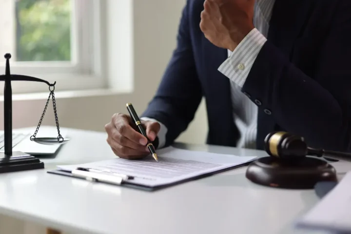 Licenciée après de nombreuses années de travail, elle reçoit une indemnité maximale en raison d'une erreur de calcul.