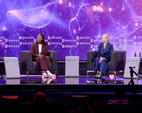 L'impact de l'IA sur la diplomatie et les affaires mondiales au sommet BRIDGE à Abou Dhabi