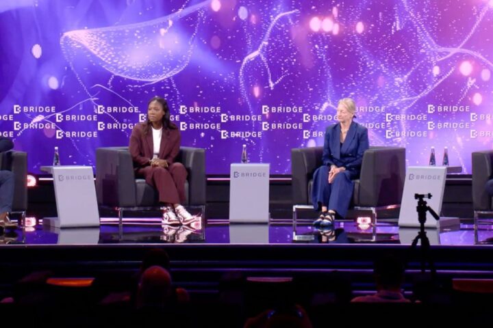 L'impact de l'IA sur la diplomatie et les affaires mondiales au sommet BRIDGE à Abou Dhabi